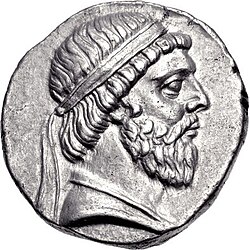 Портрет Митридата I на лицевой стороне тетрадрахмы, изображающий его с бородой и царской эллинистической диадемой на голове