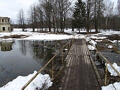 Остатки Каскада, апрель 2011. Слева - руины Птичника