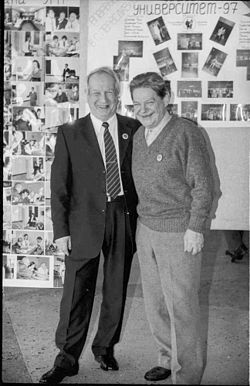 Д. А. Поспелов (справа) с профессором А. К. Айламазяном (1998).