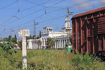 Вид на километровый указатель и железнодорожный вокзал ст. Сухум. 2014 год.