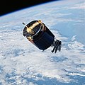 Дейл Гарднер в MMU захватывает спутник «Уэстар-6», миссия STS-51A