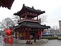 Колокольная башня перед храмом Цзинхай