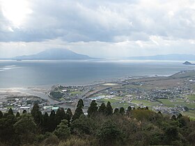 Панорамный вид на залив Кагосима с северного побережья весной 2009 года