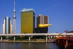 Штаб-квартира пивоваренной компании Asahi (в центре) и Tokyo Skytree (слева)