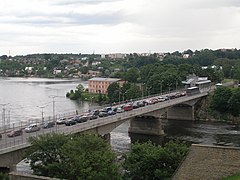 Пограничный мост между Нарвой, Эстония (слева) и Ивангородом, Россия