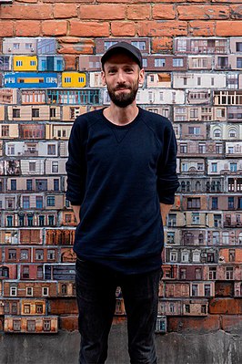 Андрей Сяйлев на фоне своей работы "Tetris", 2016 г.