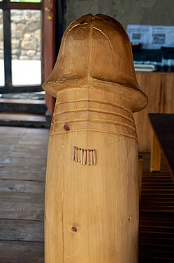 Деревянная скульптура фаллоса в ресторане возле храма