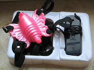 Клиторальный вибратор-бабочка с дистанционным управлением и лямками для ношения