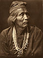 Знахарь из племени навахо по имени Nesjaja Hatali, около 1907.
