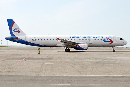 Airbus A321 Уральских авиалиний в аэропорту Симферополя