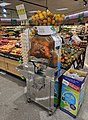 Соковыжималка-автомат для цитрусовых в торговом зале магазина