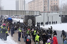 Полиция, ОМОН и отряд специального реагирования формируют оцепление на Русаковской улице, в районе Митьковского путепровода
