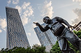 Памятник Евгению Леонову в роли Трошкина-Доцента