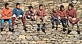 Бутанские мальчики, одетые в гхо