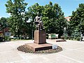 Памятник И. А. Гончарову и диван Обломова.