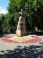 Памятник Ульянову И. Н. у входа в сквер.
