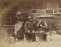 Портрет трёх человек возле дома