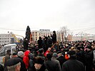 Митингующие обступили Е. Шулепова со своими вопросами