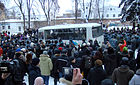 Автобус с задержанными активистами выезжает из сквера.