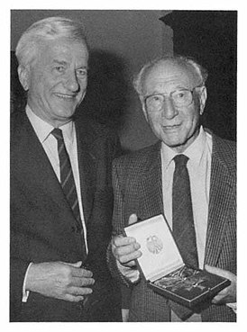 Лео Лёвенталь (справа) получает крест «За выдающиеся заслуги» из рук федерального президента Германии Рихарда фон Вайцзеккера (Берлин, 1985)