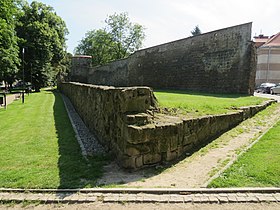Средневековая городская стена