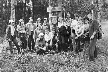 Группа латвийских туристов у истока Западной Двины. На деревьях рядом со знаком ж-ла «Турист» появился вымпел с берегов Даугавы. Фото 1994 г.