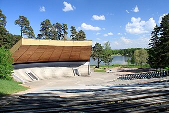 Городская певческая сцена и озеро Арби