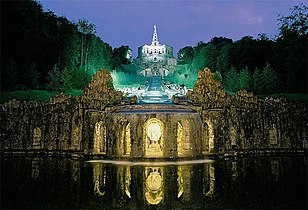 Включение каскадов в вечернее время с разноцветными огнями, освещающими воду, фонтан и различные памятники.