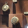 Карманные часы XVII века в экспозиции Патриаршего дворца (Кремль). № 1 — принадлежали патриарху Филарету.