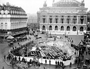 Площадь Оперы (около 1900). Слева Гранд-Отель и кафе де ля Пэ (на первом этаже), справа от них Опера Гарнье. На переднем плане — строительство станции метро Опера