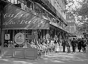 Терраса кафе де ля Пэ на бульваре Капуцинок (1935)
