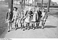 Нидерландские школьники, 1940-1950-е гг. На их кломпах самая задняя часть союзки выполнена из эластичной кожи, а башмак вращается за счёт округлой формы носка.