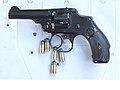 Smith & Wesson Safety Hammerless[en] (производились с 1887 года по 1940 год.) с предохранителем в виде клавиши на задней стенке рукоятки, которую стрелок нажимает, обхватывая рукоятку ладонью.