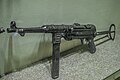 MP-40: затвор со сдвижным (в поперечной плоскости) предохранителем на рукоятке взведения.