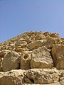 Каменные блоки «розовой» пирамиды.