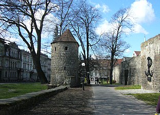 Средневековая башня и стены