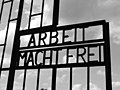 Надпись Arbeit Macht Frei на воротах концлагеря Заксенхаузен