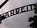 Надпись Arbeit Macht Frei в Освенциме, с перевёрнутой «B»