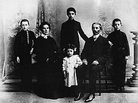 Сандро Фазини по центру семейной фотографии, около 1900