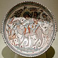 Тарелка со сценой охоты из сказки о Бахраме Гуре и Азаде, XII-XIII вв.