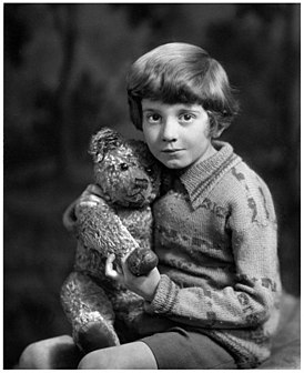 Кристофер вместе с игрушечным медведем Эдвардом, который стал прообразом Винни-Пуха, 1928 год