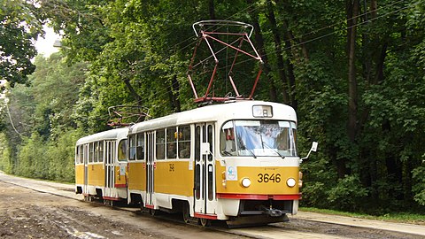 Сплотка из двух трёхдверных вагонов Tatra T3, вид спереди справа