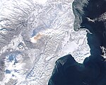 MODIS видит колонны пепла, извергаемые вулканом Шивелуч и Ключевской Сопкой.