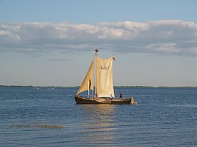 Старинная рыбацкая лодка Куренас