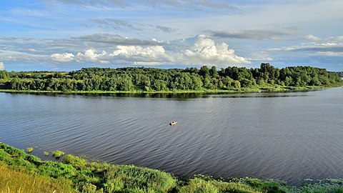 Одинокие рыбаки в лодке на реке Волхов в районе Старой Ладоги