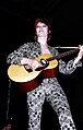 Лондонец Дэвид Боуи (1947—2016) во время тура Ziggy Stardust Tour 1972 года. Концерт этого тура в Детройте вдохновил его 14-летнюю фанатку Мадонну Чикконе, будущего «хамелеона поп-музыки»[28][30].