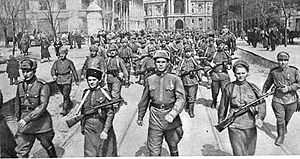 Части Красной армии проходят по улицам освобождённой Одессы 10 апреля 1944