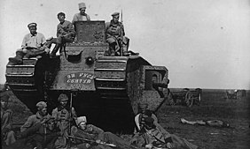 Красноармейцы 51-й стрелковой дивизии у захваченого в боях под Каховкой английского танка Mark V, 14 октября 1920 года. Некоторые красноармейцы одеты в шинели образца 1919 года — видны воротники более тёмного оттенка и нагрудные клапаны, при этом воротниковые клапаны-петлицы отсутствуют.