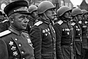 Парадный строй военнослужащих РККА (пехота): высшие и младшие офицеры (первый ряд), сержанты (второй ряд) в парадных мундирах.