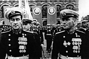 Старшие офицеры ВМФ СССР (на переднем плане) в парадных мундирах.